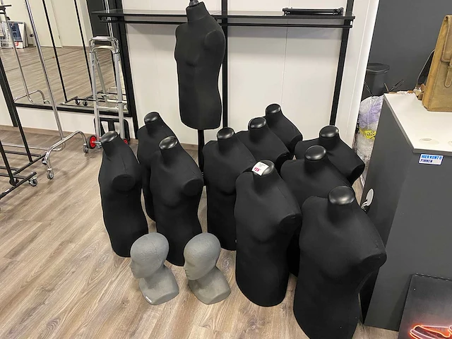 11x heren-buste zwart en 2x etalage-kop grijs. - afbeelding 1 van  3