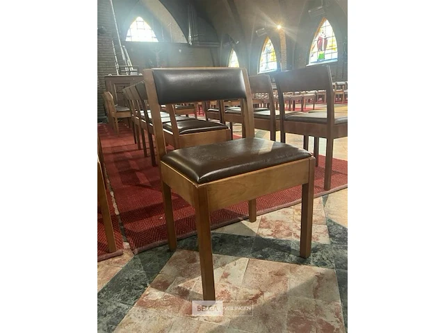 12 bruine lederen kerkstoelen - afbeelding 1 van  5