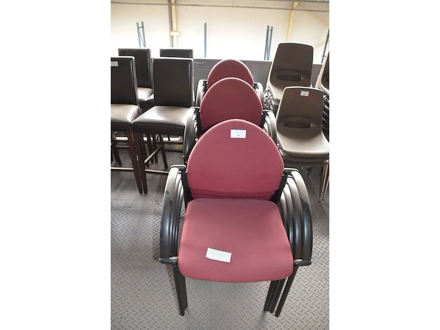 12 bureelstoelen met armleuning en rose stoffen zit - afbeelding 1 van  3