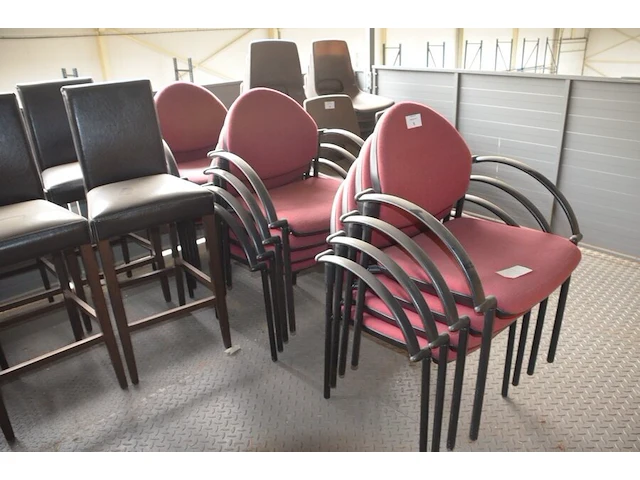 12 bureelstoelen met armleuning en rose stoffen zit - afbeelding 2 van  3