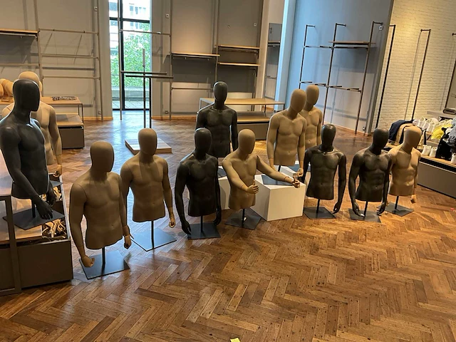 12 diverse mannenbustes op staander - afbeelding 1 van  11