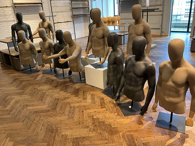 12 diverse mannenbustes op staander - afbeelding 4 van  11