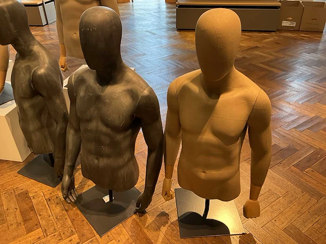 12 diverse mannenbustes op staander - afbeelding 5 van  11