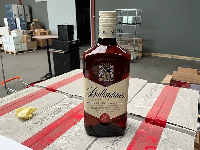 12 flessen whisky ballantines 70cl - afbeelding 1 van  3