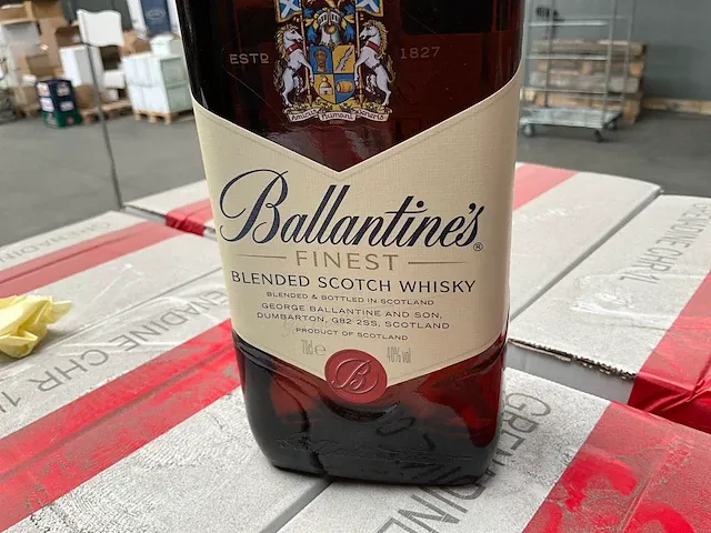 12 flessen whisky ballantines 70cl - afbeelding 2 van  3
