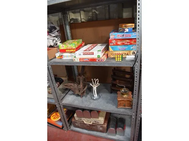 12 gezelschapspellen, 4 sierstukken, 2 oude reiskoffers, 5 boxen - afbeelding 1 van  8