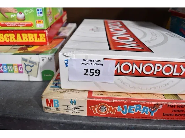 12 gezelschapspellen, 4 sierstukken, 2 oude reiskoffers, 5 boxen - afbeelding 2 van  8