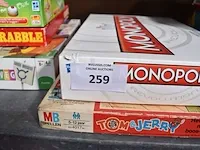 12 gezelschapspellen, 4 sierstukken, 2 oude reiskoffers, 5 boxen - afbeelding 2 van  8