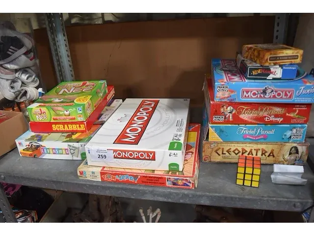 12 gezelschapspellen, 4 sierstukken, 2 oude reiskoffers, 5 boxen - afbeelding 3 van  8