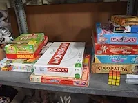 12 gezelschapspellen, 4 sierstukken, 2 oude reiskoffers, 5 boxen - afbeelding 3 van  8