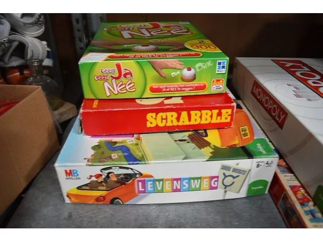 12 gezelschapspellen, 4 sierstukken, 2 oude reiskoffers, 5 boxen - afbeelding 4 van  8