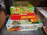 12 gezelschapspellen, 4 sierstukken, 2 oude reiskoffers, 5 boxen - afbeelding 4 van  8