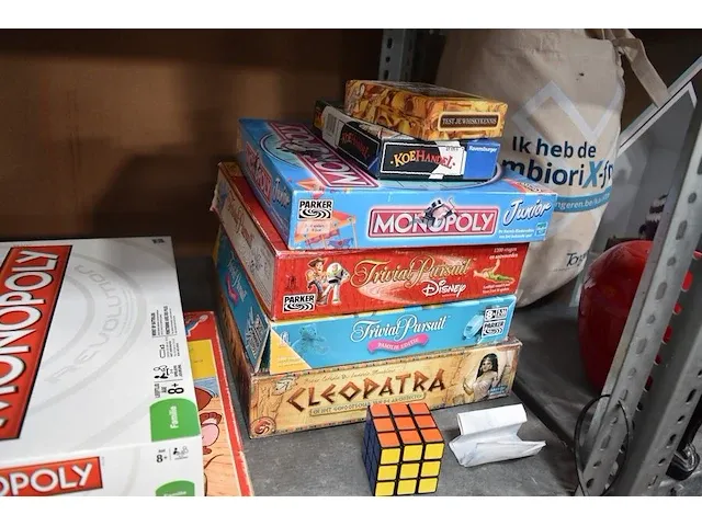 12 gezelschapspellen, 4 sierstukken, 2 oude reiskoffers, 5 boxen - afbeelding 5 van  8