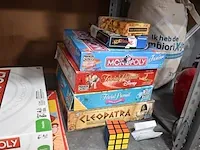 12 gezelschapspellen, 4 sierstukken, 2 oude reiskoffers, 5 boxen - afbeelding 5 van  8
