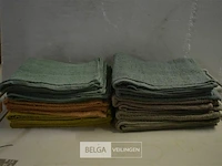 ±12 handdoeken div kleuren - afbeelding 1 van  4
