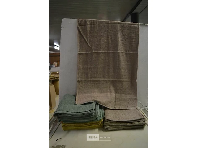 ±12 handdoeken div kleuren - afbeelding 3 van  4
