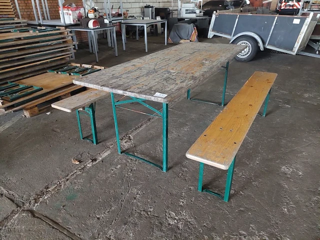 12 houten klaptafels met 32 houte klapbanken - afbeelding 1 van  6