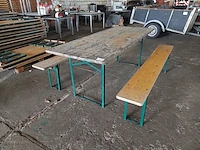 12 houten klaptafels met 32 houte klapbanken