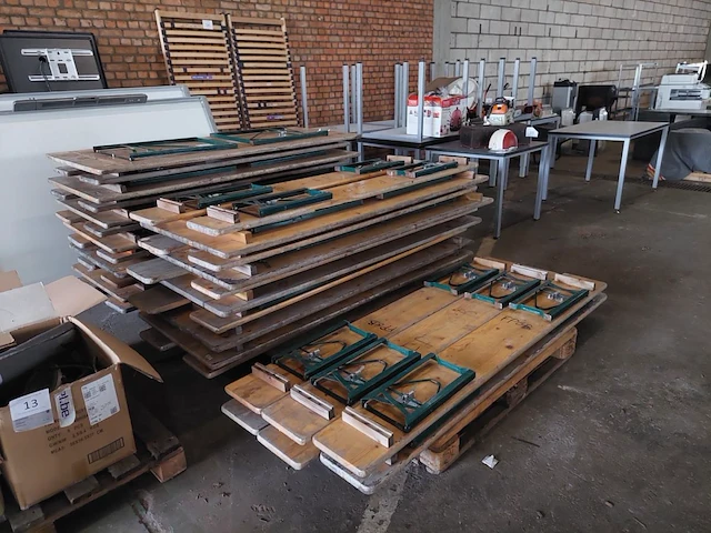 12 houten klaptafels met 32 houte klapbanken - afbeelding 4 van  6