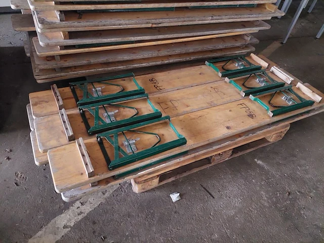 12 houten klaptafels met 32 houte klapbanken - afbeelding 5 van  6