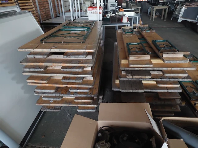 12 houten klaptafels met 32 houte klapbanken - afbeelding 6 van  6