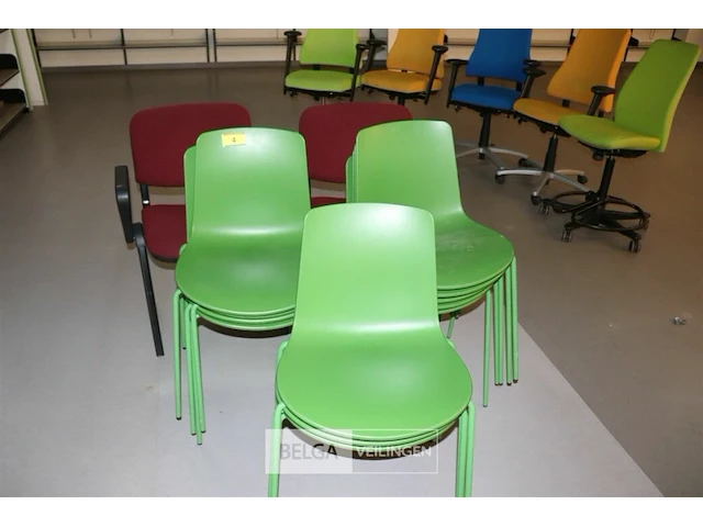12 kunststof kantoorstoelen - afbeelding 1 van  2