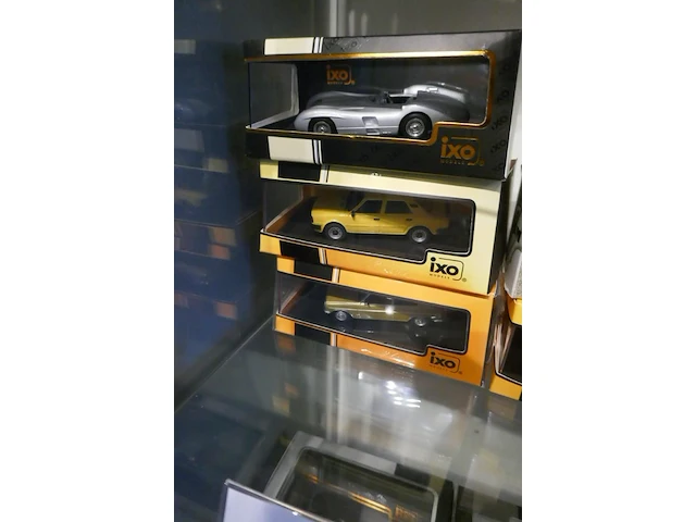 12 miniatuur autos ixo - matrix - afbeelding 2 van  6