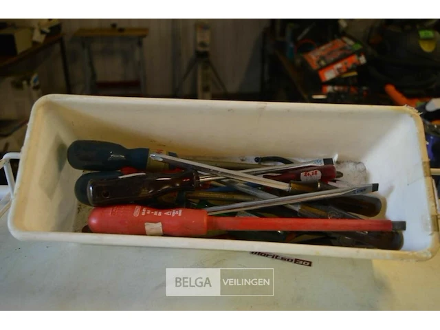±12 schroevendraaiers en 5 tangen - afbeelding 1 van  3