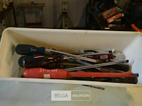 ±12 schroevendraaiers en 5 tangen - afbeelding 1 van  3