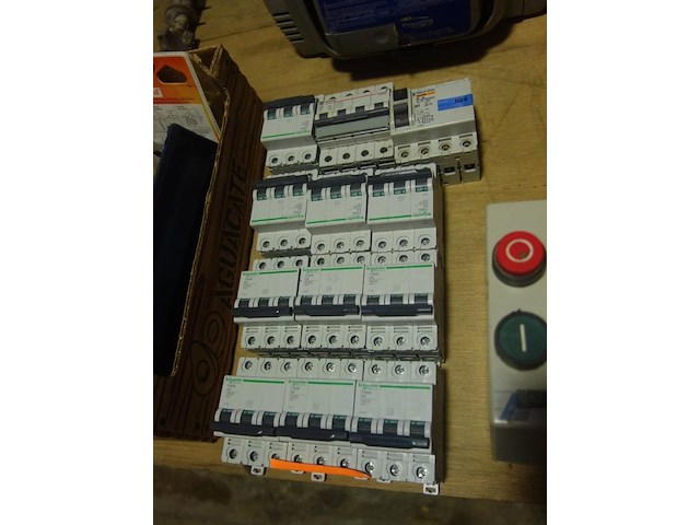 12 stroomonderbrekers - afbeelding 1 van  1