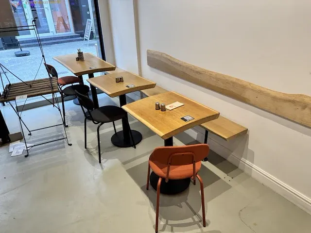 12 tafels vv stalen voet - 23 stoelen - afbeelding 11 van  14