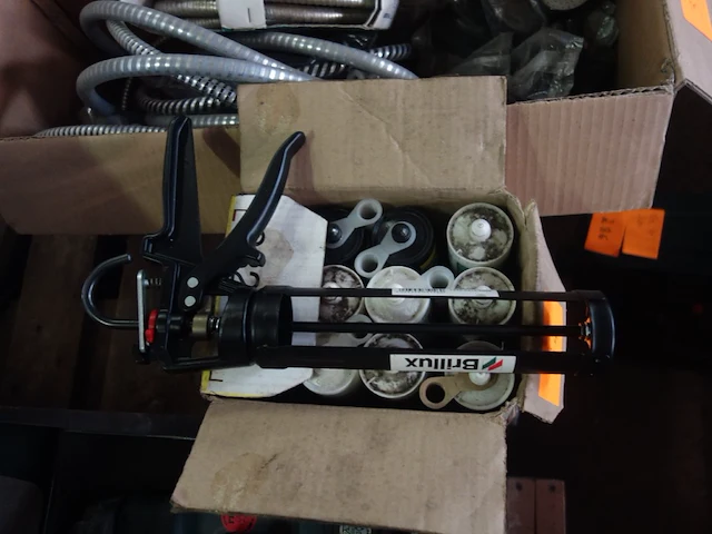 12 tubes silicone e.d. met pistool - afbeelding 1 van  1
