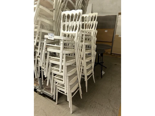 12 witte houten stoelen - afbeelding 1 van  4
