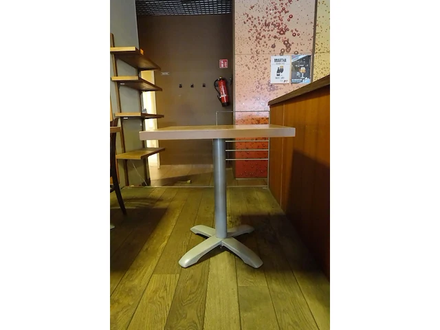 12x houten tafel vv metalen voet - afbeelding 1 van  3
