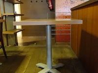 12x houten tafel vv metalen voet