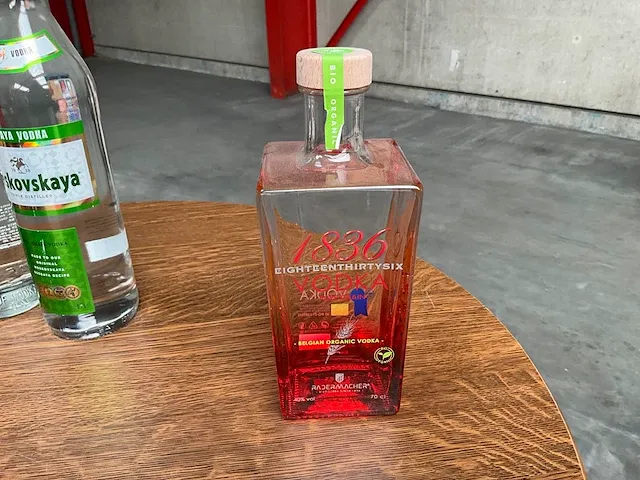 13 diverse flessen vodka - afbeelding 8 van  13