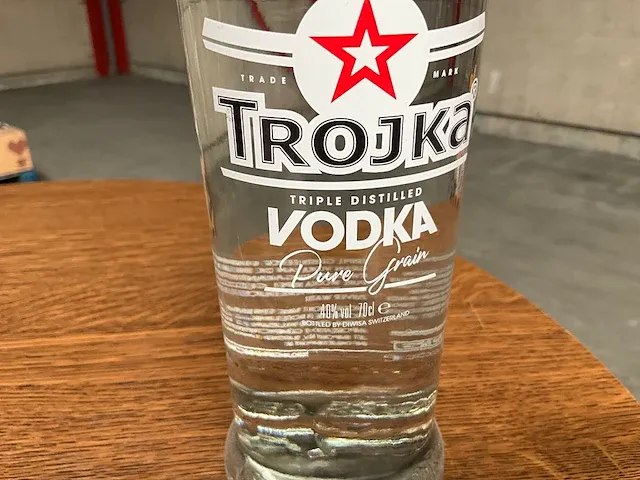 13 diverse flessen vodka - afbeelding 13 van  13