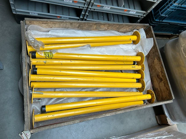 13 gedemonteerde gele paaltjes - afbeelding 1 van  3