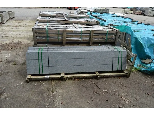 13 granieten platen gebrand en geborsteld met lijnen, 2 zijden afgewerkt grijs 220x45x3 (12,87m2) - afbeelding 1 van  6
