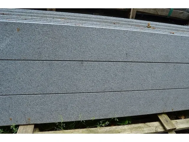 13 granieten platen gebrand en geborsteld met lijnen, 2 zijden afgewerkt grijs 220x45x3 (12,87m2) - afbeelding 6 van  6