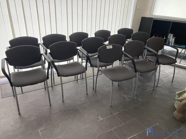 13 metalen stoelen - afbeelding 1 van  5