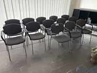 13 metalen stoelen