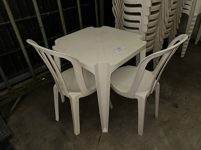 13 tuintafels en 34 stoelen - afbeelding 1 van  4