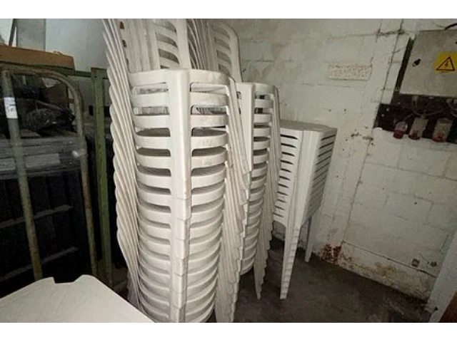 13 tuintafels en 34 stoelen - afbeelding 4 van  4