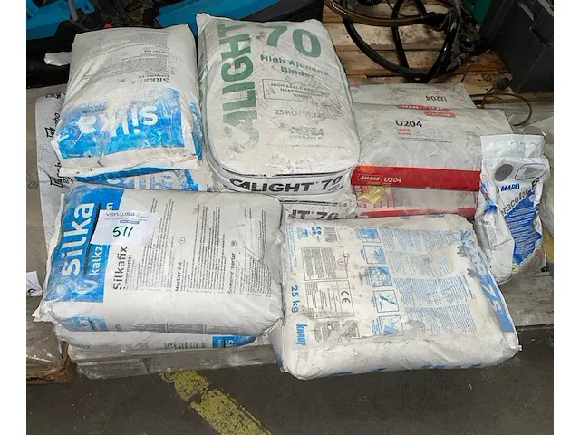 13 zakken bouwproducten - afbeelding 1 van  5