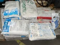 13 zakken bouwproducten - afbeelding 1 van  5