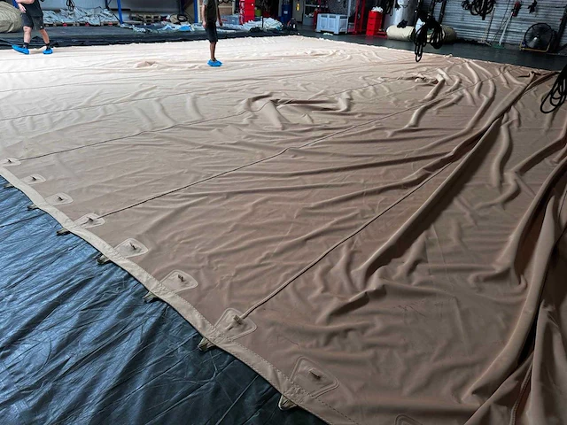 13,5x13,5m beige stretch tentzeil - afbeelding 1 van  2