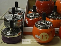 ±14 asbakken ,±30 wegwerpasbakken - afbeelding 3 van  4