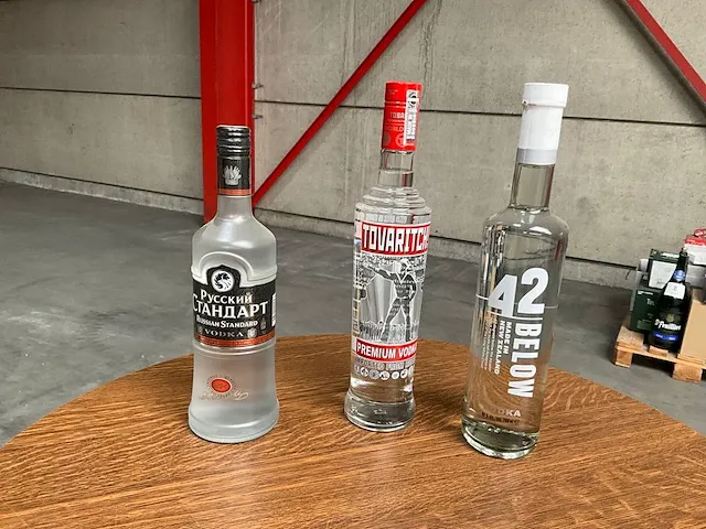 14 diverse flessen vodka tovaritch, 42 below, russian standard - afbeelding 1 van  7