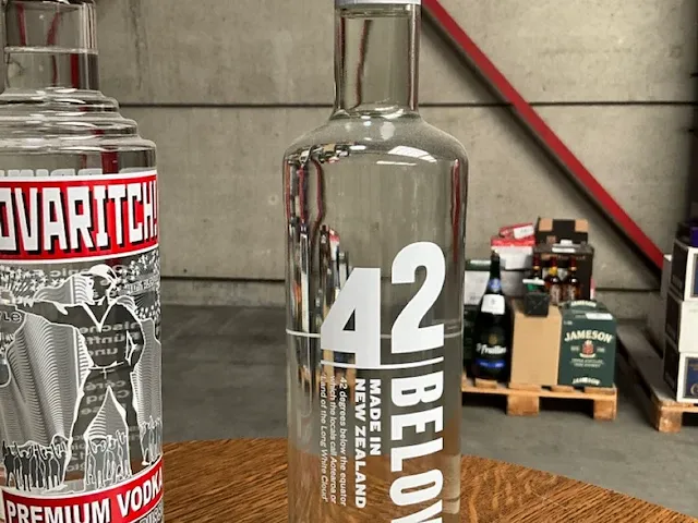 14 diverse flessen vodka tovaritch, 42 below, russian standard - afbeelding 2 van  7
